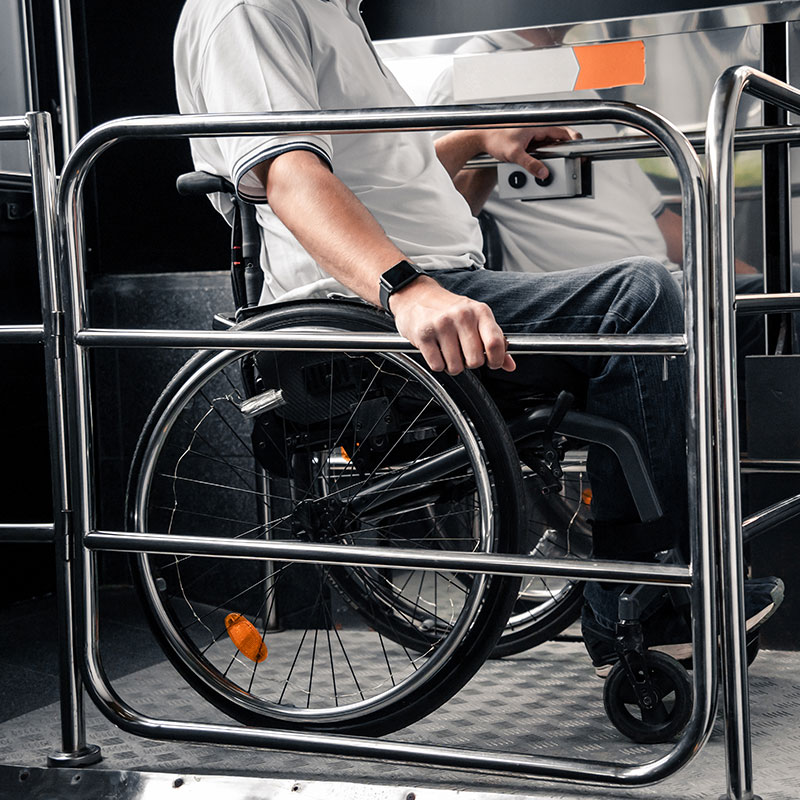 Treppenlifte auch für Rollstuhlfahrer dank einem Hublift von Treppenlifte Ellmers