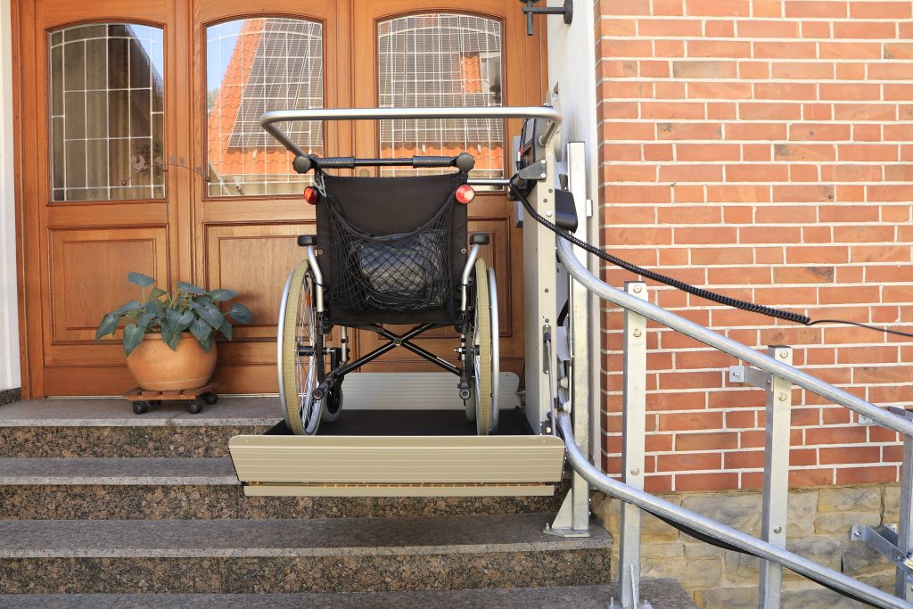 Treppenlift außen - Plattformlift für Rollstuhlfahrer am Hauseingang